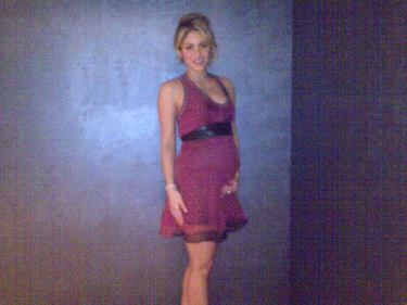 Shakira mostra il pancione su Facebook