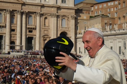 Il Papa indossa il casco da pompiere 7