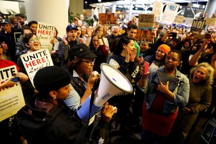 Proteste negli aeroporti contro Trump: "No al bando dei musulmani" 17