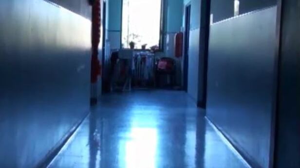 Il bimbo rom è gravemente malato, ma la famiglia lo fa vivere da abusivo