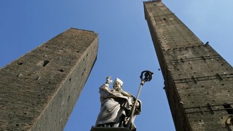 Bologna scivola sull'acronimo: adesso è in un mare di Cacca