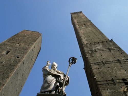 Bologna scivola sull'acronimo: adesso è in un mare di Cacca
