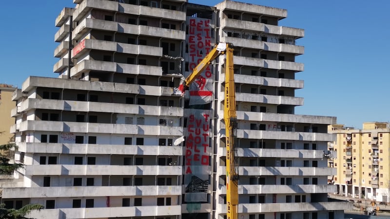 Scampia, al via l'abbattimento della vela verde 1