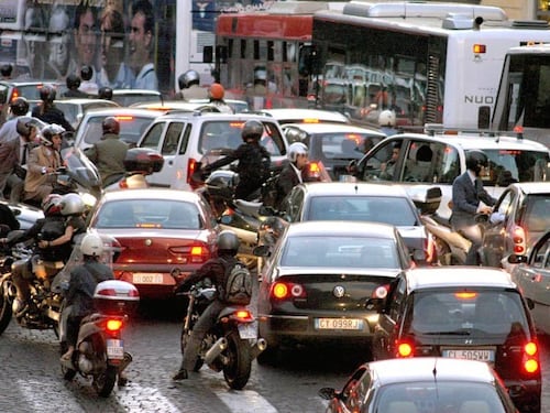 Divieto di slalom tra auto: la protesta dei motociclisti