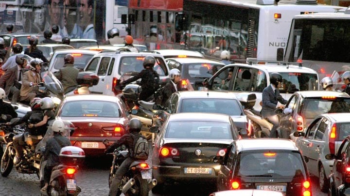 Divieto di slalom tra auto: la protesta dei motociclisti