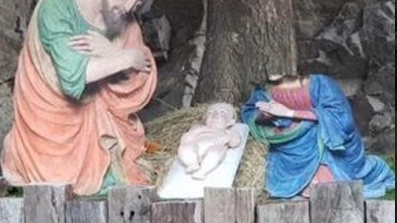 Varallo, vandali decapitano la statua della Madonna nel presepe