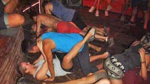 "Danza pornografica" in pubblico: arrestati dieci turisti in Cambogia