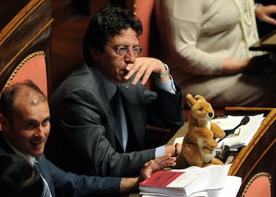 M5S, Buccarella con un canguro sul banco 2