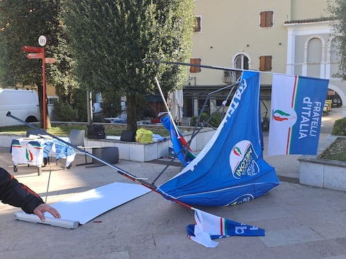 A Mori distrutto il banchetto di FdI e ferito alla testa un militante della Lega: "Vi odio tutti"
