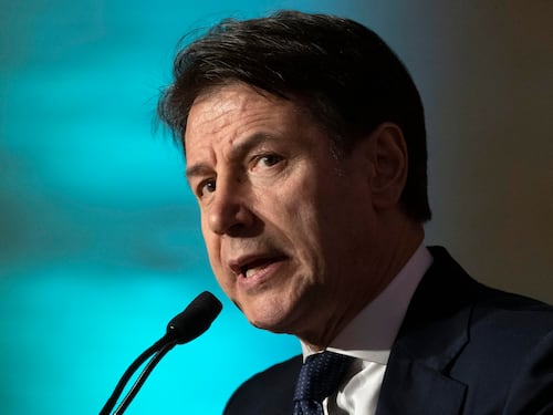 Bonus ai deputati, la piroetta grillina: così Conte si rimangia i 5.500 euro