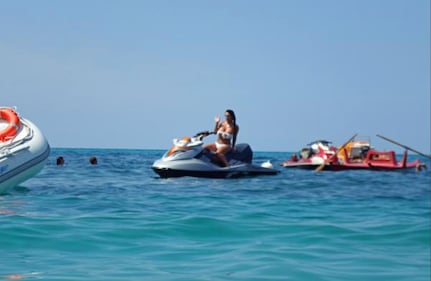 Marika Fruscio, mare e topless su Twitter 19