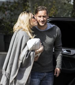 Francesco Totti e Ilary Blasi, primi scatti con la piccola Isabel: foto 2