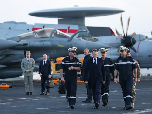 La portaerei Charles de Gaulle è in rotta nel Mediterraneo per fronteggiare la minaccia dell’Iran