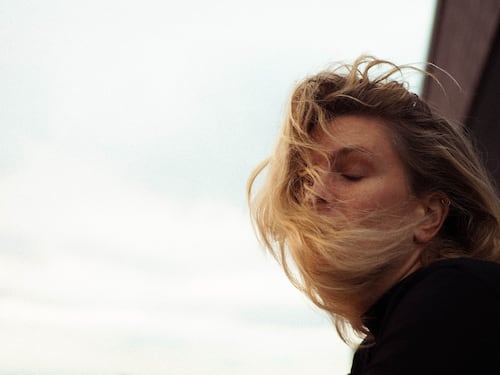 Menopausa, sintomi e rimedi naturali per viverla serenamente