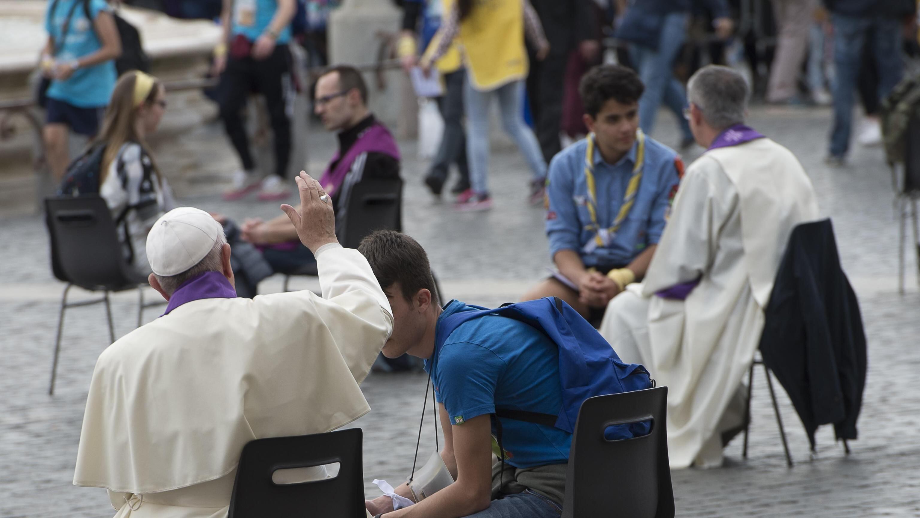 Il Papa confessa i ragazzi in piazza San Pietro