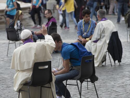 Il Papa confessa i ragazzi in piazza San Pietro