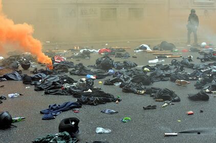 I black bloc si cambiano d'abito e fuggono 2
