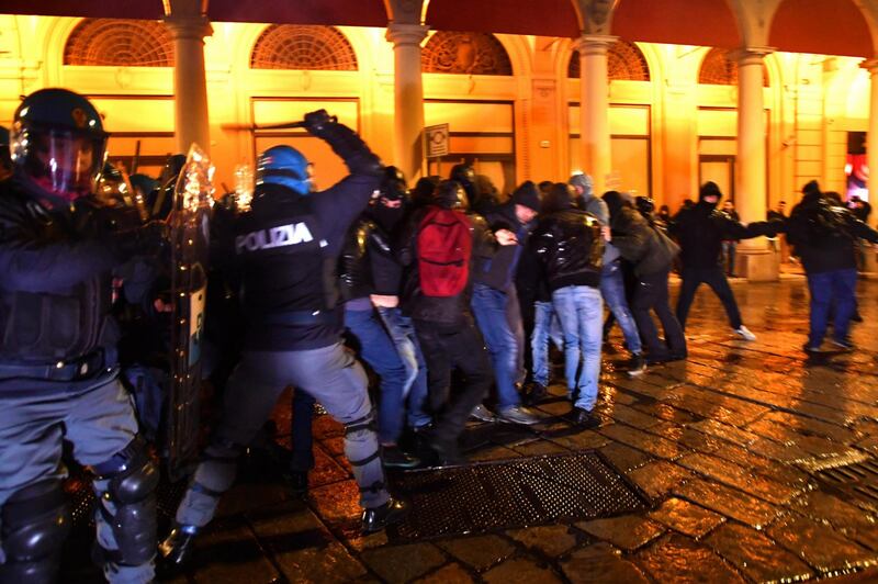 Bologna, scontri tra polizia e antagonisti 9