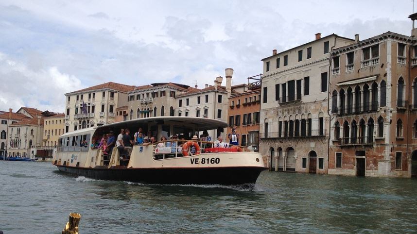 Paura a Venezia, un vaporetto si scontra con un barcone turistico