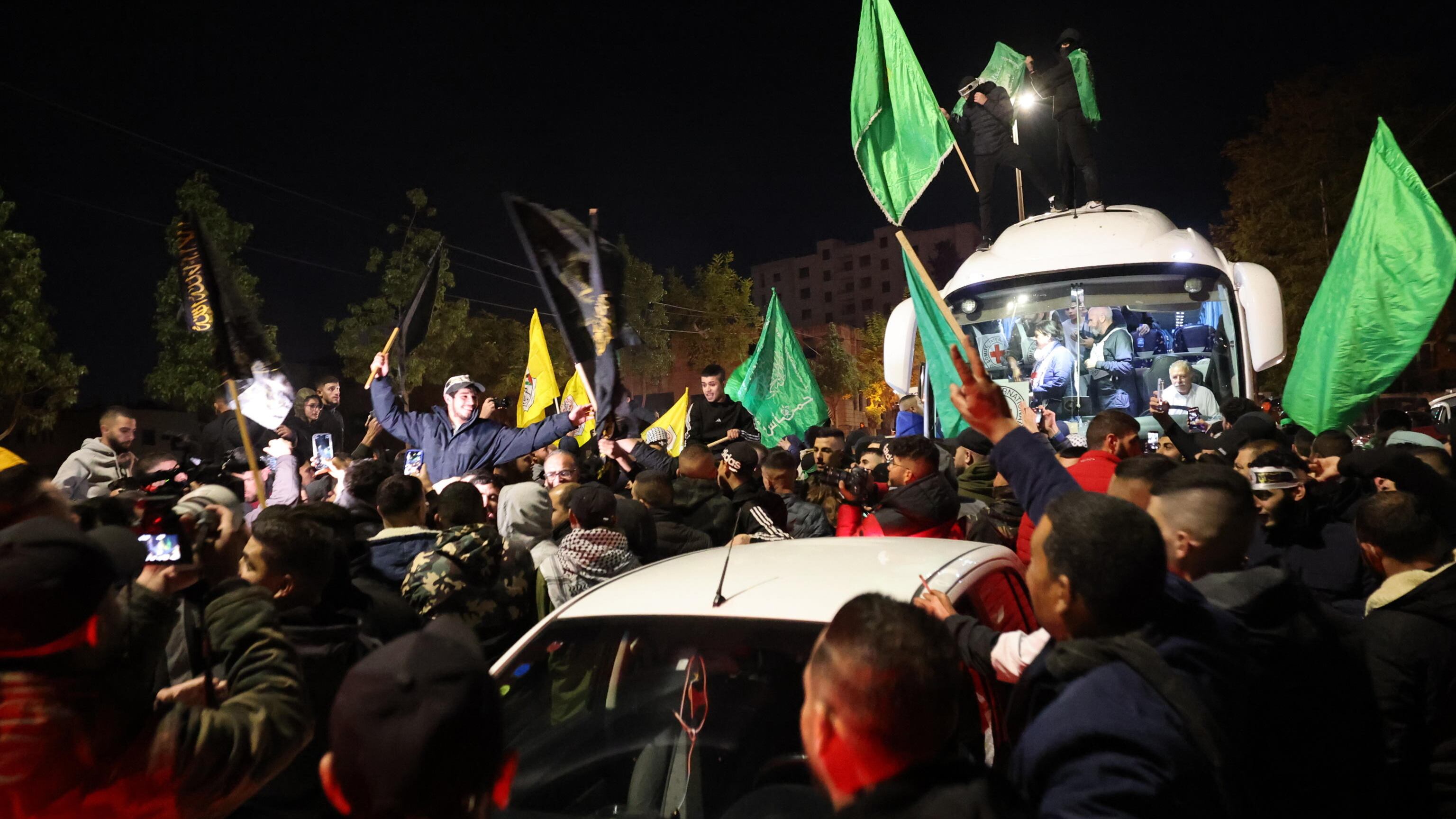Attentatori, violenti e jihadisti: chi sono davvero i prigionieri tornati da Hamas
