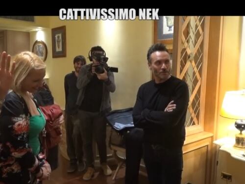 Le Iene, Nek fa uno scherzo ai fan ma rischia di essere picchiato