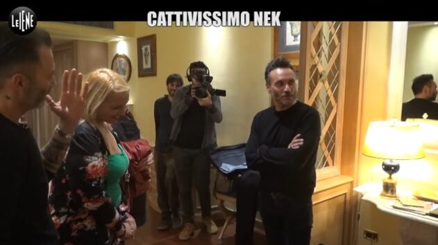 Le Iene, Nek fa uno scherzo ai fan ma rischia di essere picchiato