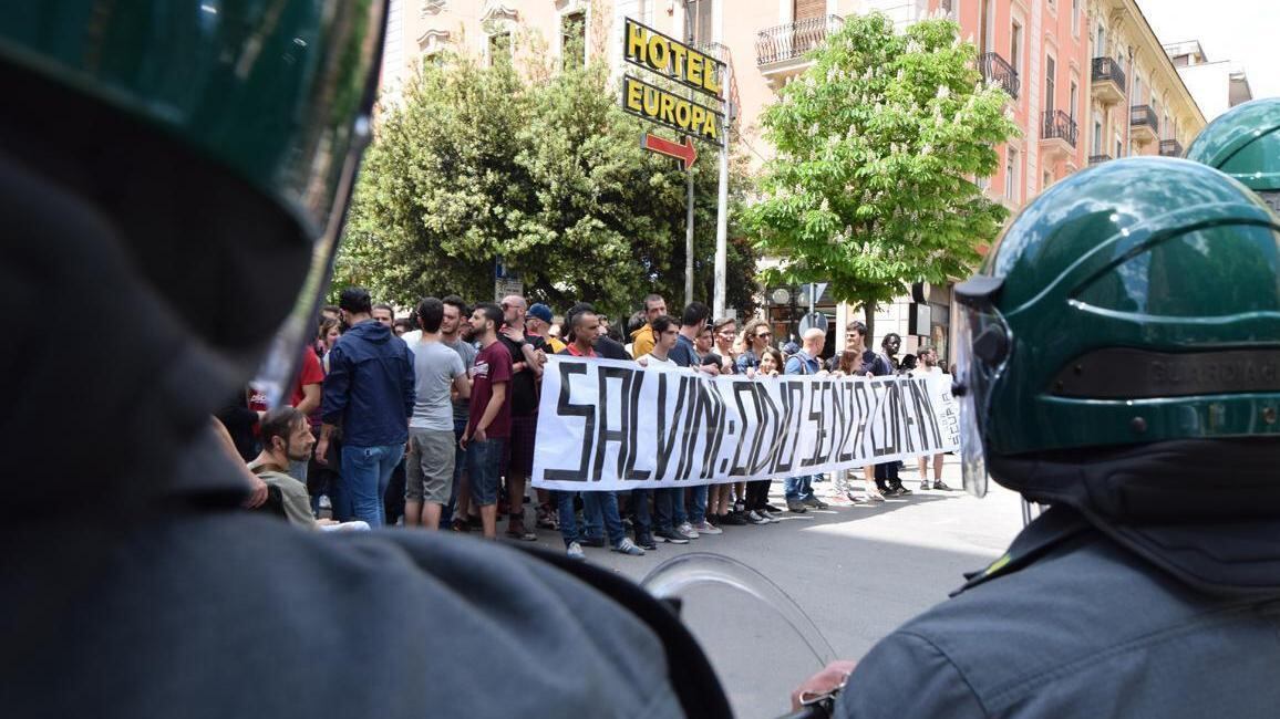 Uova e lacrimogeni ai comizi di Salvini. E intanto la Lega cresce nei consensi