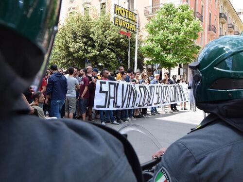 Uova e lacrimogeni ai comizi di Salvini. E intanto la Lega cresce nei consensi