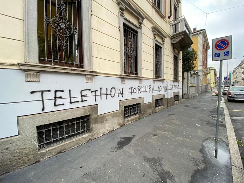 Milano, imbrattata la sede di Telethon 2