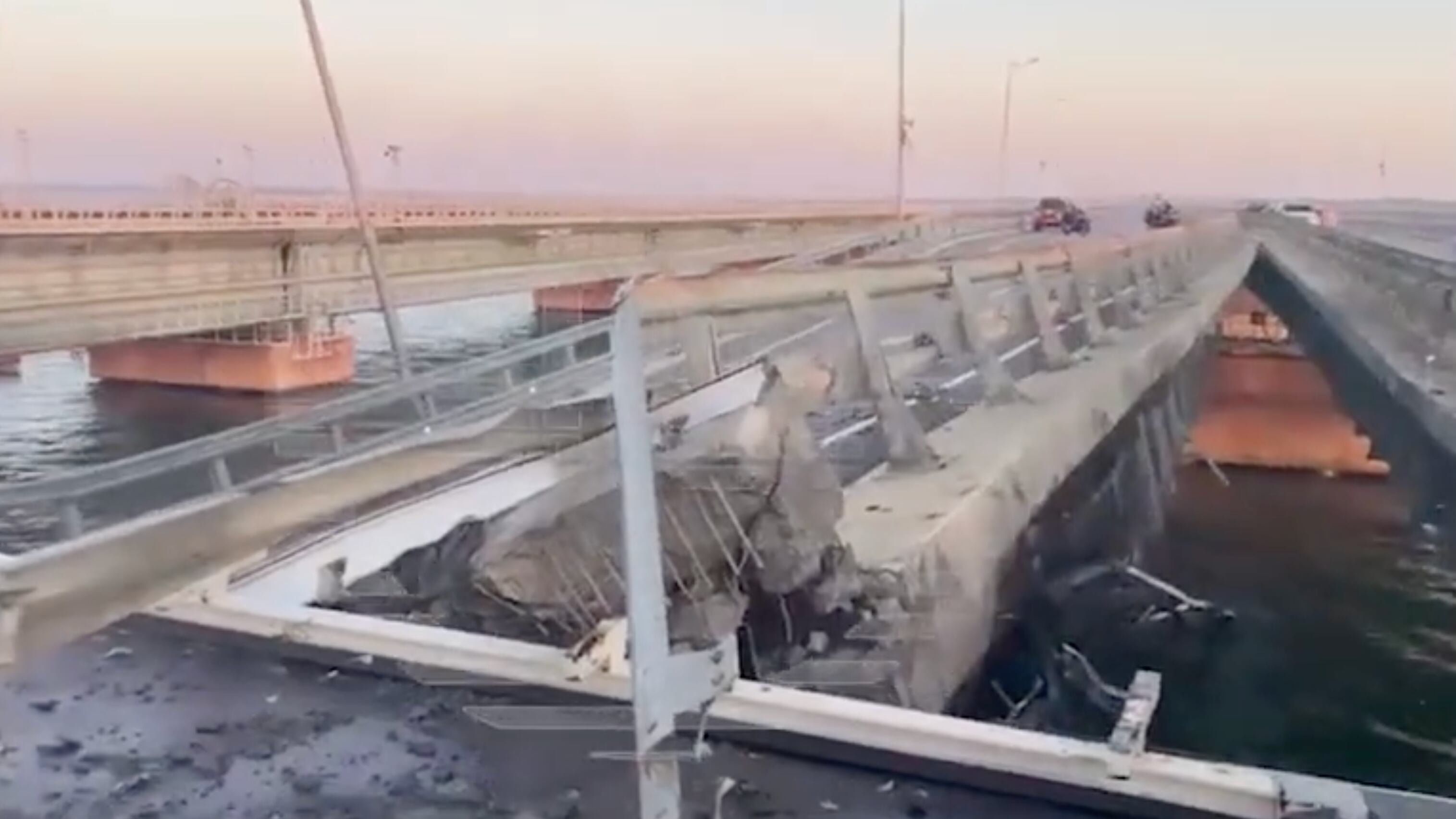 L'attacco di Kiev con i droni navali al ponte di Kerch. E Putin minaccia: "Risponderemo"