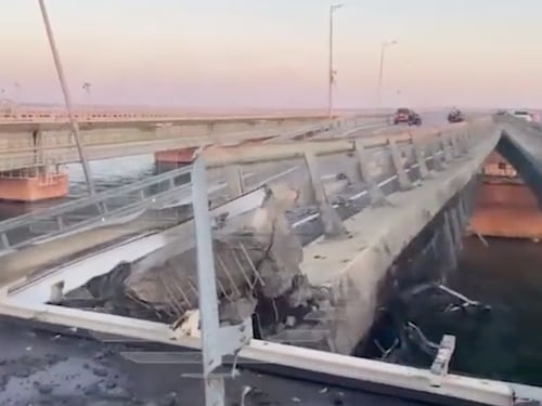 L'attacco di Kiev con i droni navali al ponte di Kerch. E Putin minaccia: "Risponderemo"