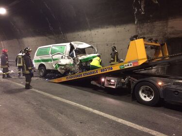 In Valcamonica un camion perde il carico e travolge 5 auto, 2 morti 6