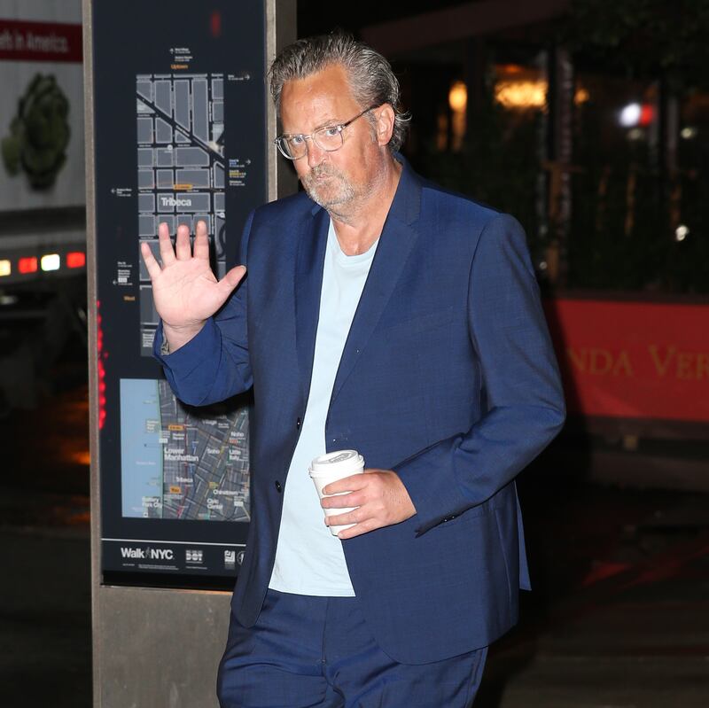 Dal successo di Friends al tunnel delle dipendenze: la carriera di Matthew Perry 8