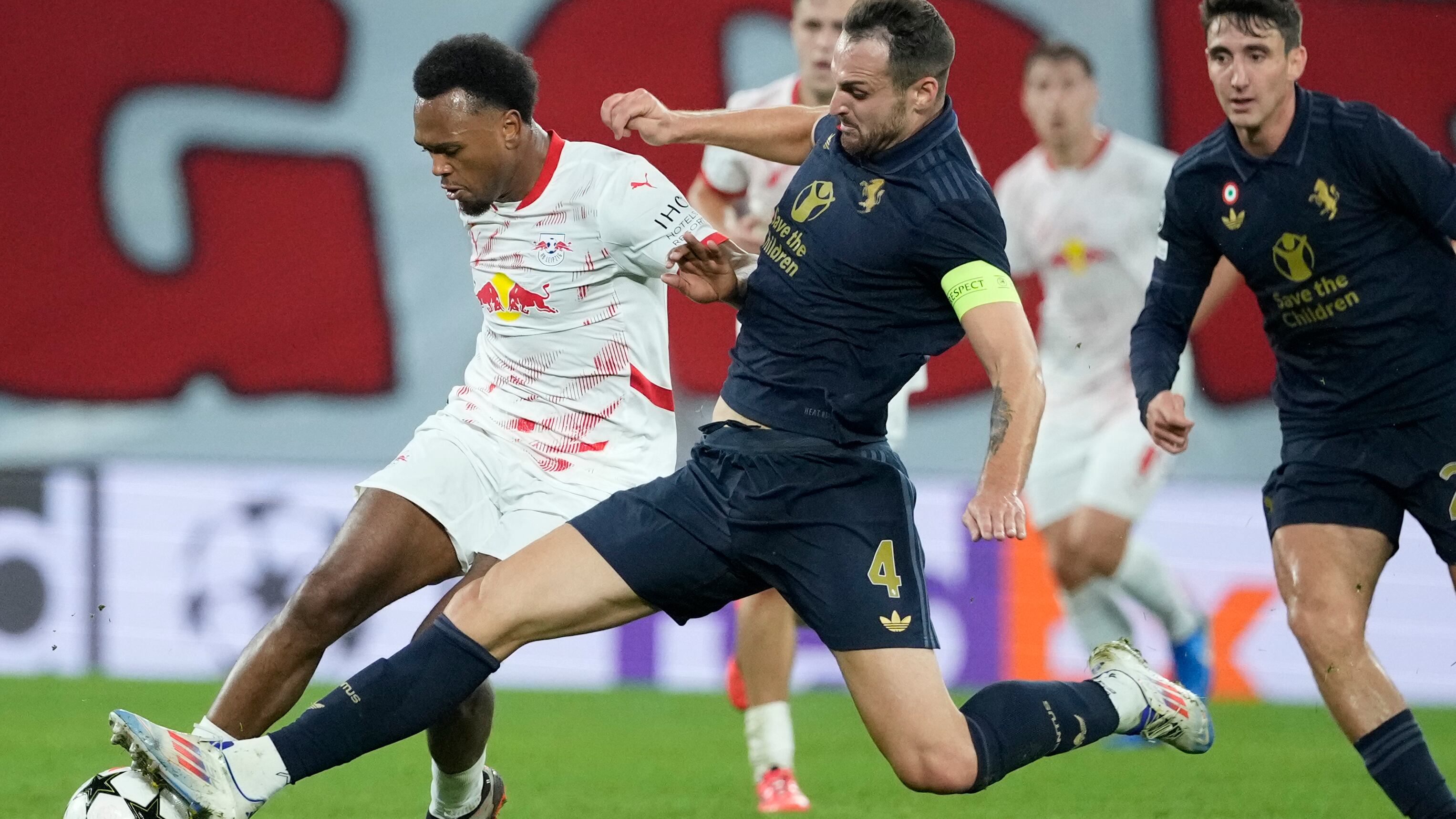 Una splendida Juventus piega in dieci il Lipsia: doppietta di Vlahovic e Conceição