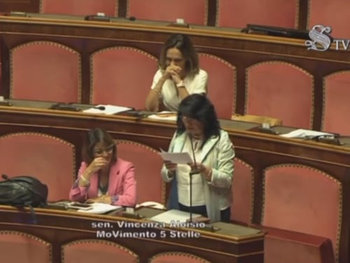 Ride di gusto mentre si parla di carcere, figuraccia della senatrice grillina