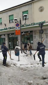 Neve, disagi a Sesto. Il sindaco Di Stefano in strada a spalare 8