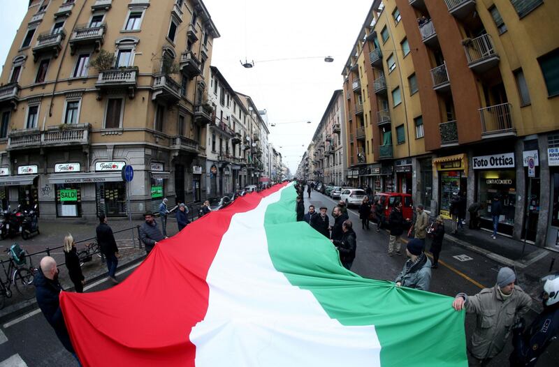 Fratelli d'Italia con tricolore di 500 metri in via Padova  3