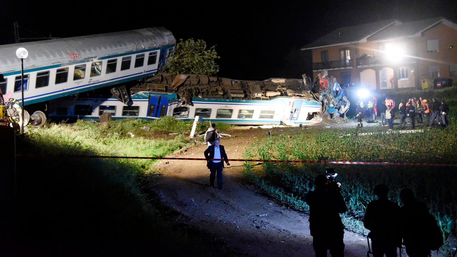 Treno investe un tir sui binari e deraglia nel torinese: 2 morti e 23 feriti