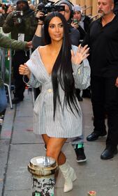 Kim Kardashian hot: bionda e scollata su Twitter 30