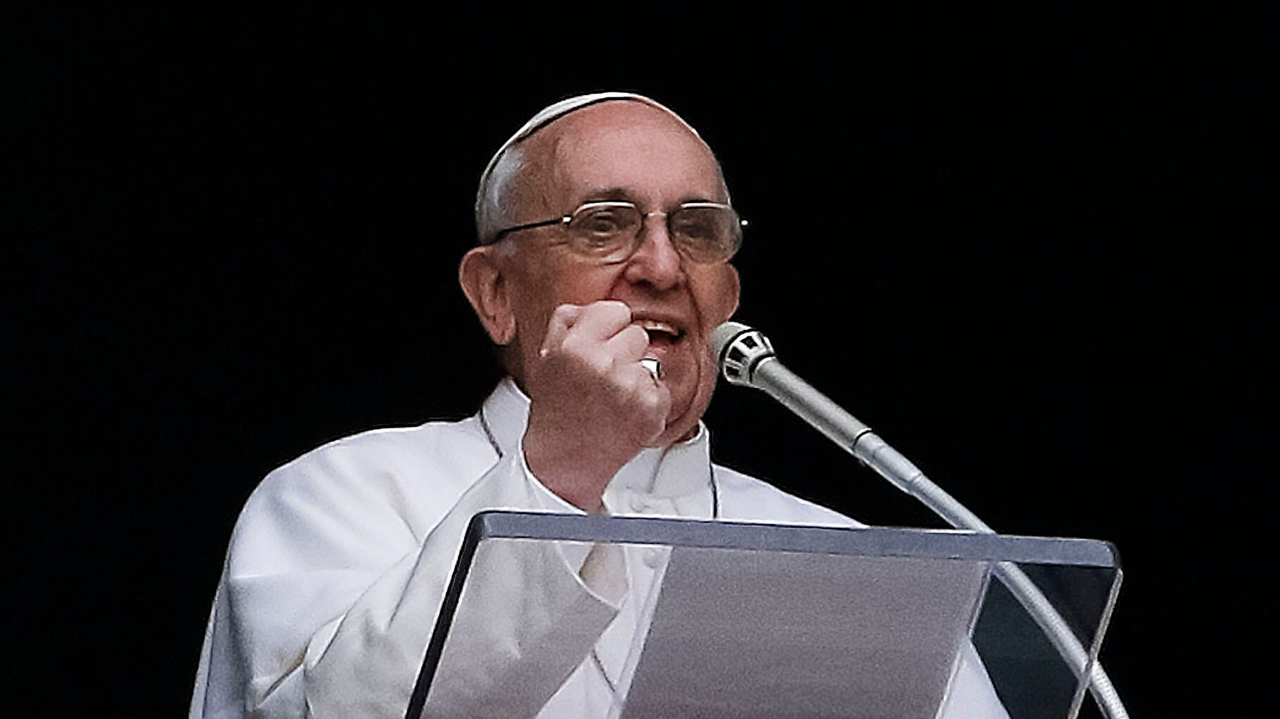 Il Papa: "Vicino ai cristiani perseguitati di Mosul, spogliati di tutto e cacciati dalle loro case"
