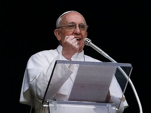 Il Papa: "Vicino ai cristiani perseguitati di Mosul, spogliati di tutto e cacciati dalle loro case"