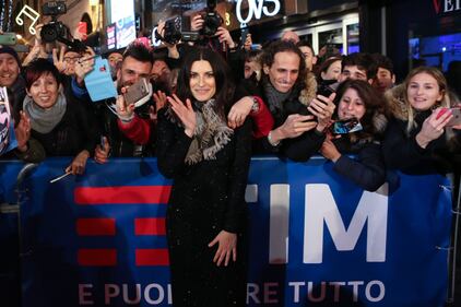 Laura Pausini canta con i fan fuori dall'Ariston 15
