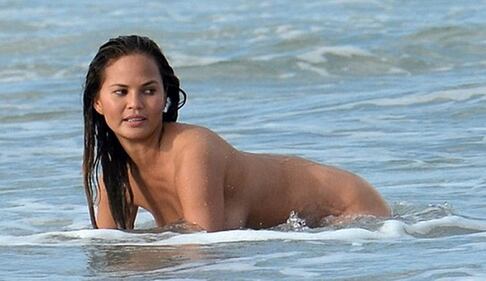 La modella Chrissy Teigen completamente nuda 2