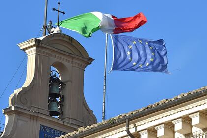 Si strappa il tricolore sul Quirinale 3