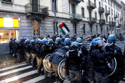 Scontri a Milano tra Forza Nuova e i centri sociali 5