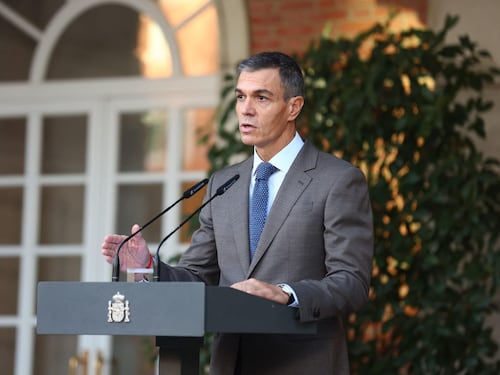 Sánchez si dimette e già cavalca la rabbia di piazza. “Scegliete il futuro”