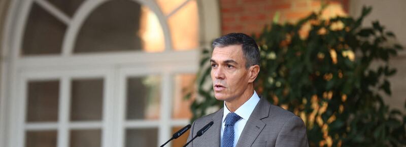 Sánchez si dimette e già cavalca la rabbia di piazza. “Scegliete il futuro”