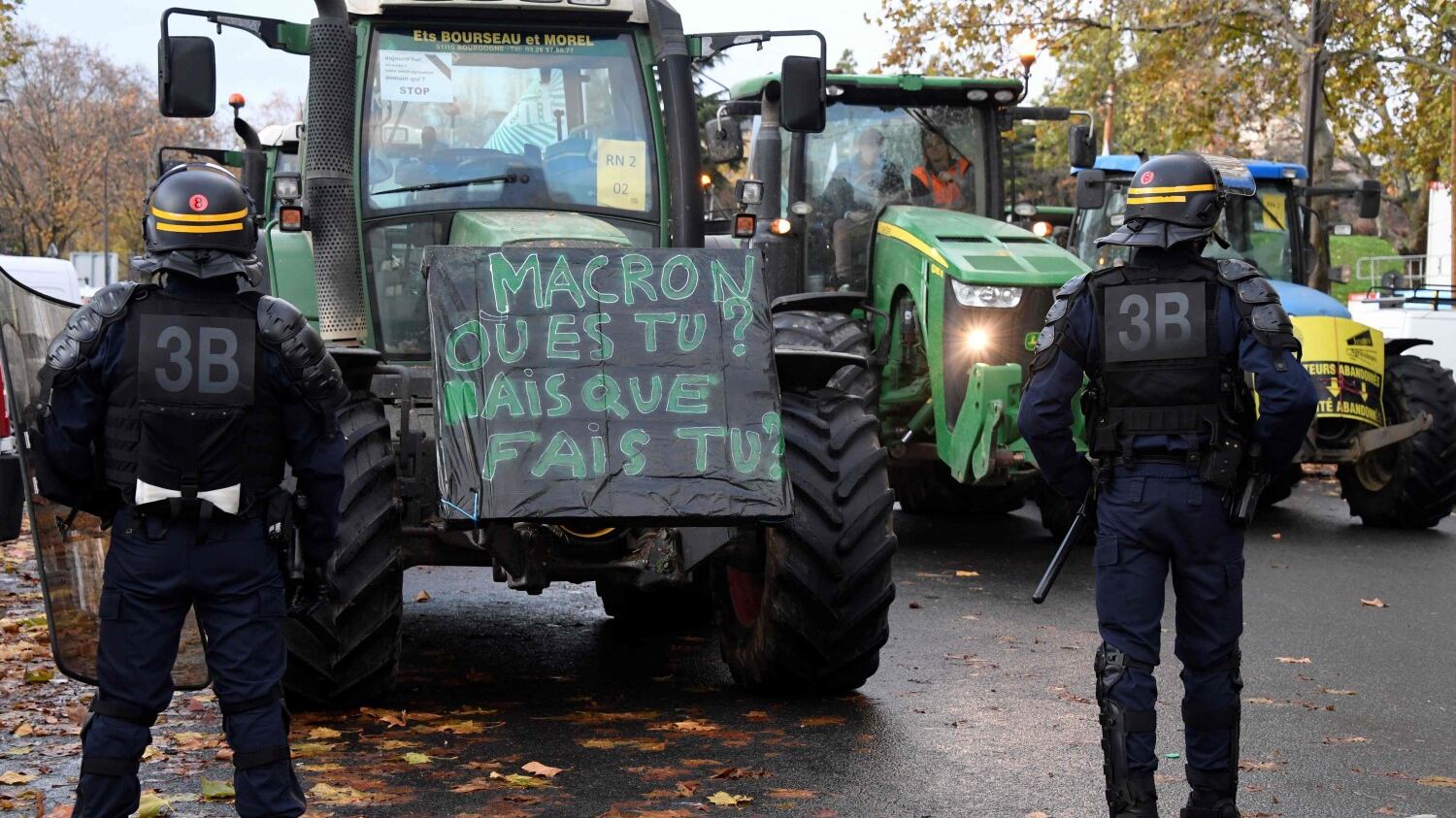 Su Parigi calano i trattori: "Basta, siamo alla fame"
