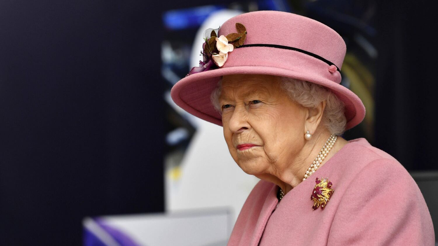 La regina Elisabetta impone la quarantena al suo staff e scatta una "rivolta" a corte
