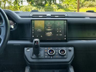 Land Rover Defender 130: guarda la gallery  13